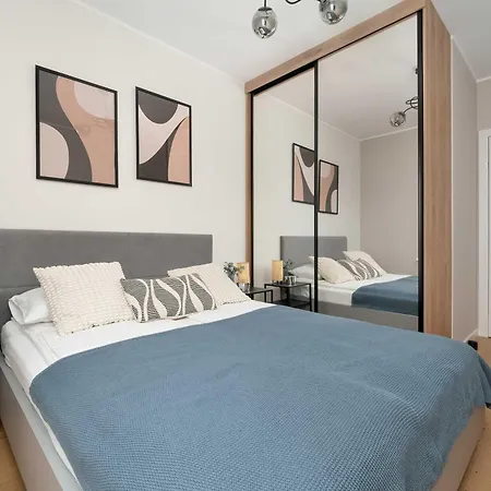 Spacious With Parking & Balcony By Renters Lejlighed