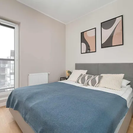 Spacious With Parking & Balcony By Renters Appartement