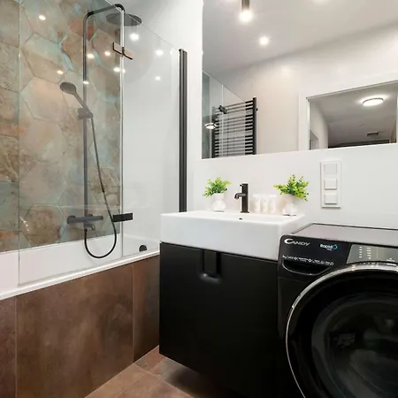 Spacious With Parking & Balcony By Renters * 罗兹