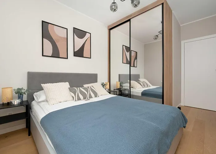 Spacious With Parking & Balcony By Renters דירה