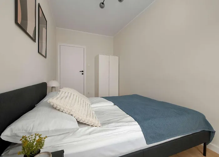 Spacious With Parking & Balcony By Renters *