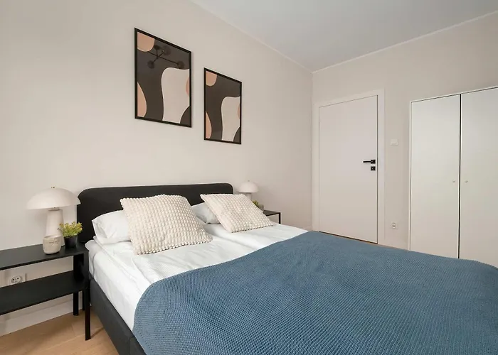 Spacious With Parking & Balcony By Renters * Łódź