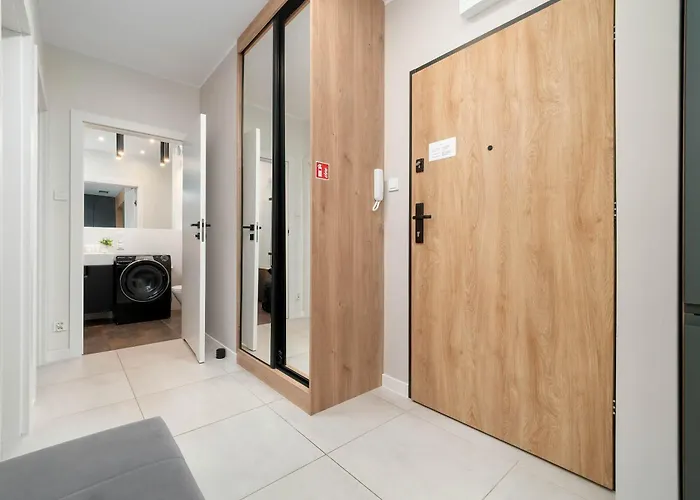 Spacious With Parking & Balcony By Renters דירה לודז'