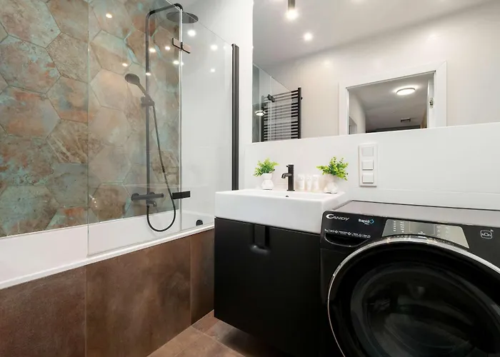 Spacious With Parking & Balcony By Renters * לודז'