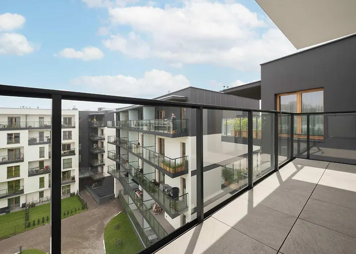 Spacious With Parking & Balcony By Renters דירה לודז'