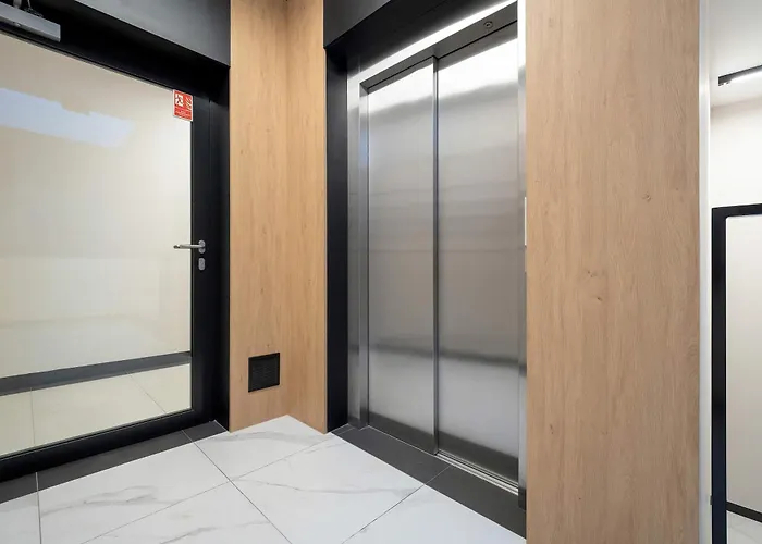 Spacious With Parking & Balcony By Renters דירה לודז'