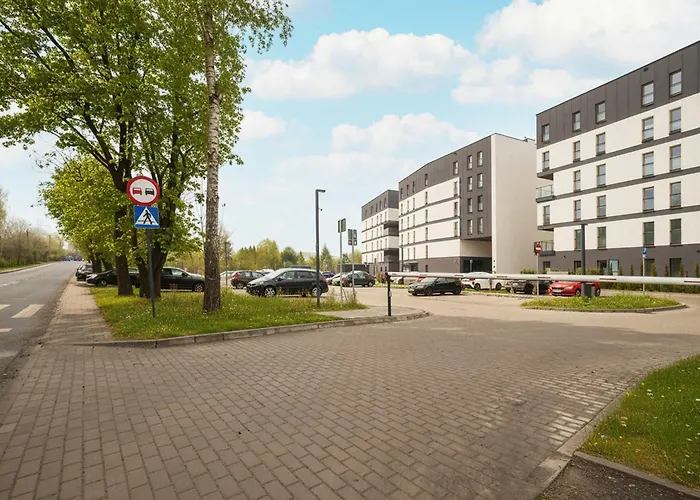 Spacious With Parking & Balcony By Renters Lejlighed *