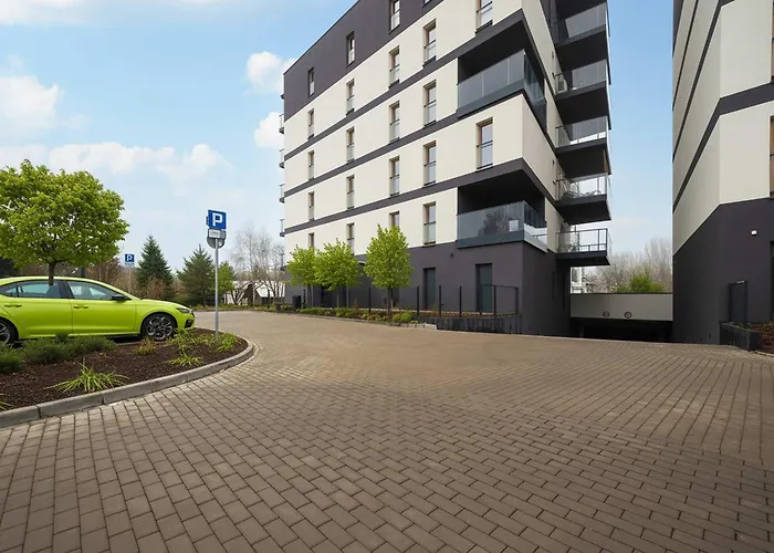 Spacious With Parking & Balcony By Renters *